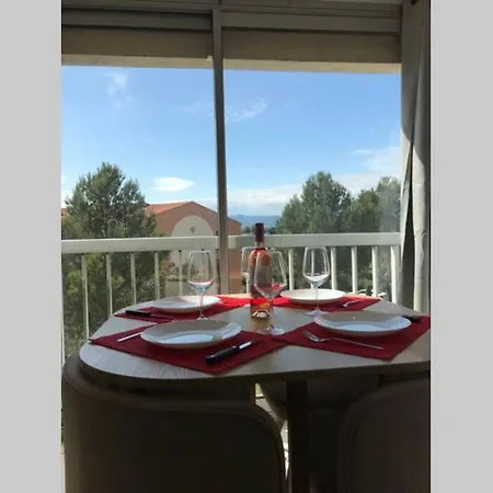 F2 Avec Une Chambre, Garage, Piscine, Tennis, Clim * Frejus