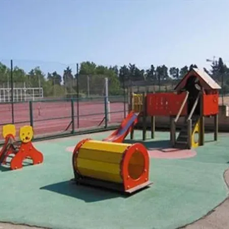 F2 Avec Une Chambre, Garage, Piscine, Tennis, Clim Frejus