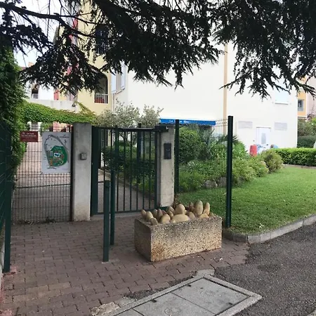 F2 Avec Une Chambre, Garage, Piscine, Tennis, Clim *
