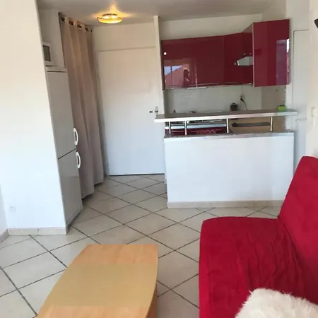 F2 Avec Une Chambre, Garage, Piscine, Tennis, Clim Frejus