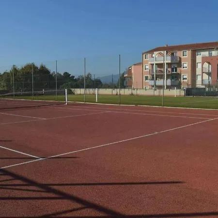 F2 Avec Une Chambre, Garage, Piscine, Tennis, Clim Fréjus
